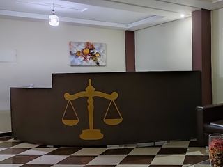 Le comptoir d'accueil du cabinet, portant la balance de la justice