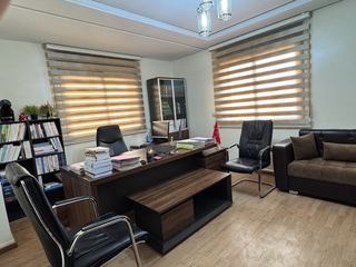 Le bureau du cabinet à Oujda : table de travail, bibliothèque juridique et espace de réception des clients