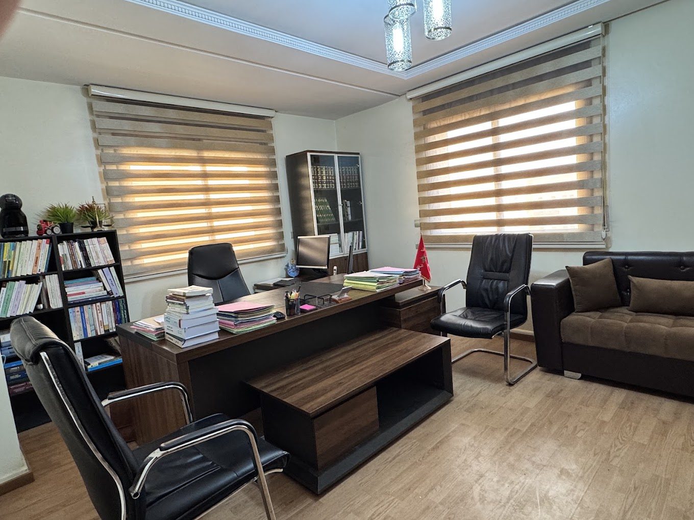 Le bureau du cabinet à Oujda : table de travail, bibliothèque juridique et espace de réception des clients